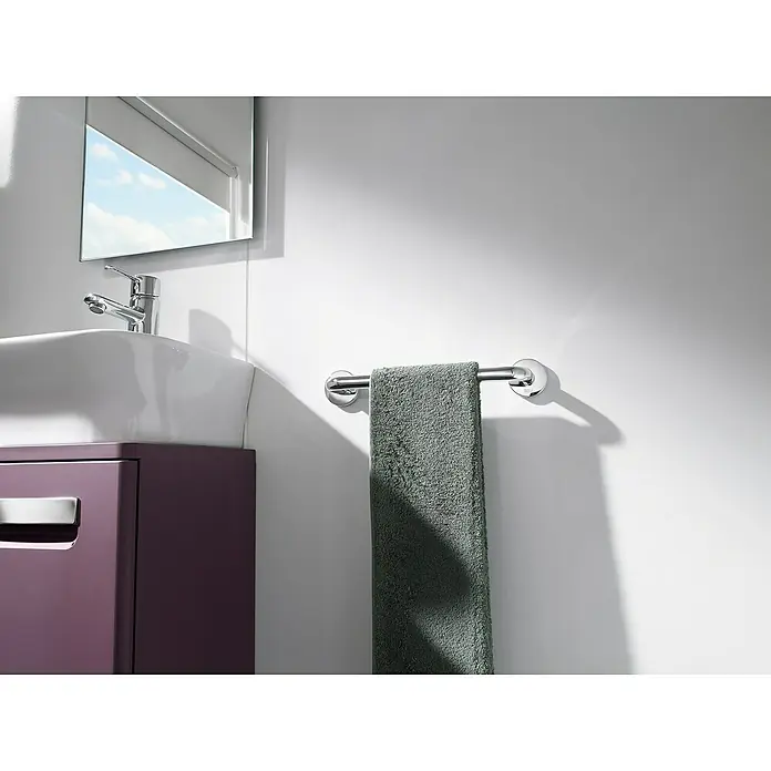 Roca Victoria Toallero - Ancho: 40 cm, Pegado, Resplandeciente - Una toalla gris cuelga de un toallero cromado en el baño con lavabo y espejo.