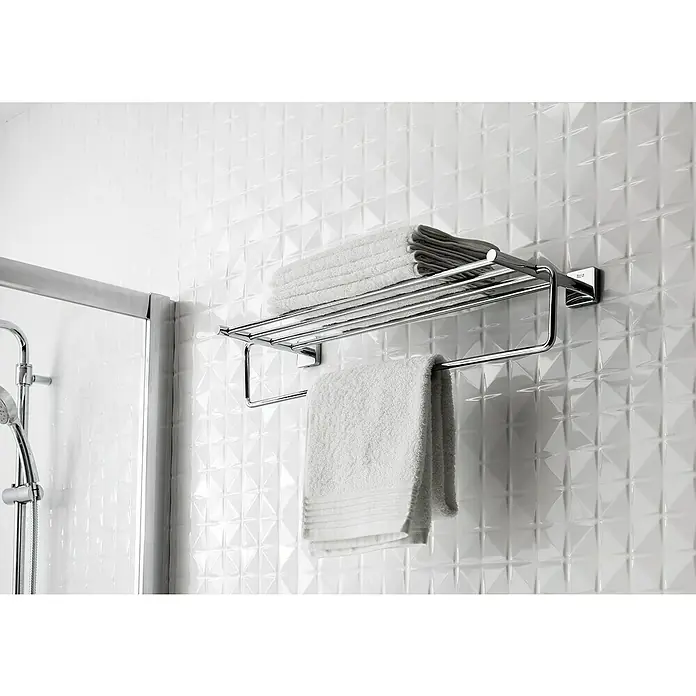 Roca Victoria Portatoallas - Con barra toallero, Cuadrado - Toallero cromado que muestra toallas blancas y limpias contra una pared de baño blanca con textura.