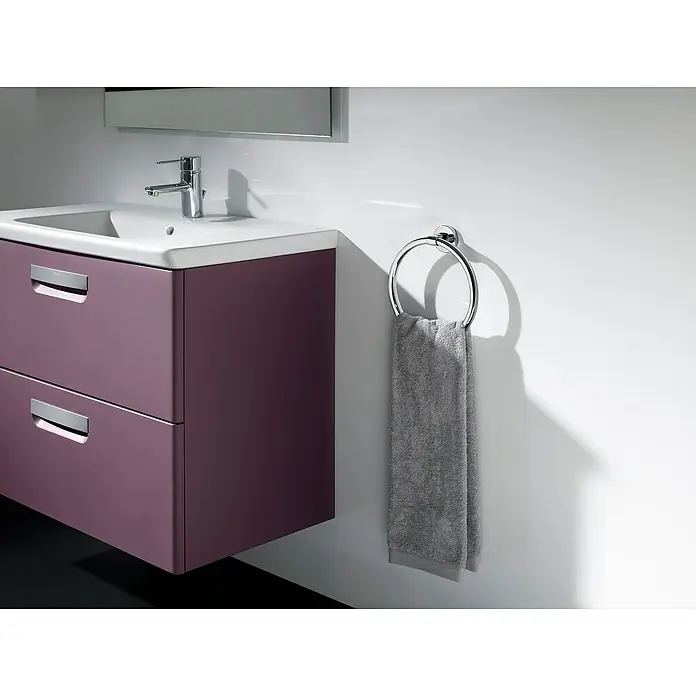 Roca Twin Toallero de anilla - Pegado - Mueble de baño con gabinete morado, lavabo blanco, grifo y toallero de aro con toalla gris.