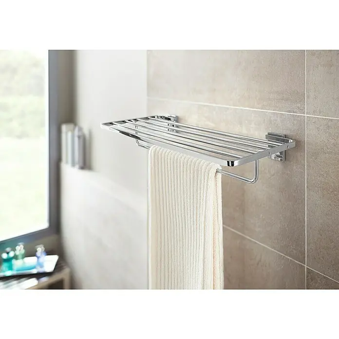Roca Rubik Portatoallas - Con barra toallero, Cuadrado - Un toallero cromado con una toalla blanca colgando. Es ideal para guardar toallas en el baño.