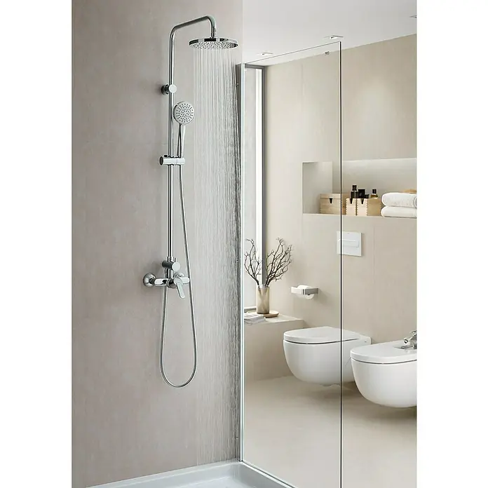 Roca Mitos Sistema de ducha - Con grifo monomando, Distancia entre orificios: 87,5 cm, Número de tipos de chorro: 1 ud., Cromo - Un moderno conjunto de ducha con cabezal de lluvia y rociador de mano en un baño elegante.