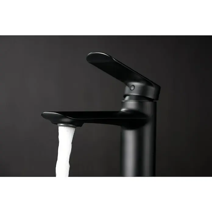 Imex Ural Grifo de lavabo - Negro - Grifo negro con agua corriente sobre un fondo oscuro. Diseño elegante para baños y cocinas modernas.