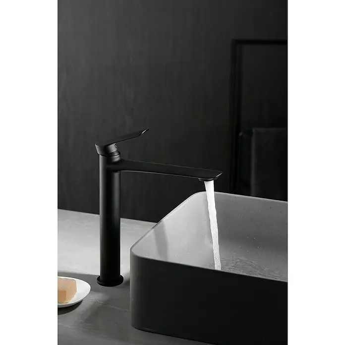 Imex Ural Grifo de lavabo alto - Negro - Elegante grifo negro con agua corriente en un lavabo moderno. El diseño minimalista encaja perfectamente en cualquier baño.