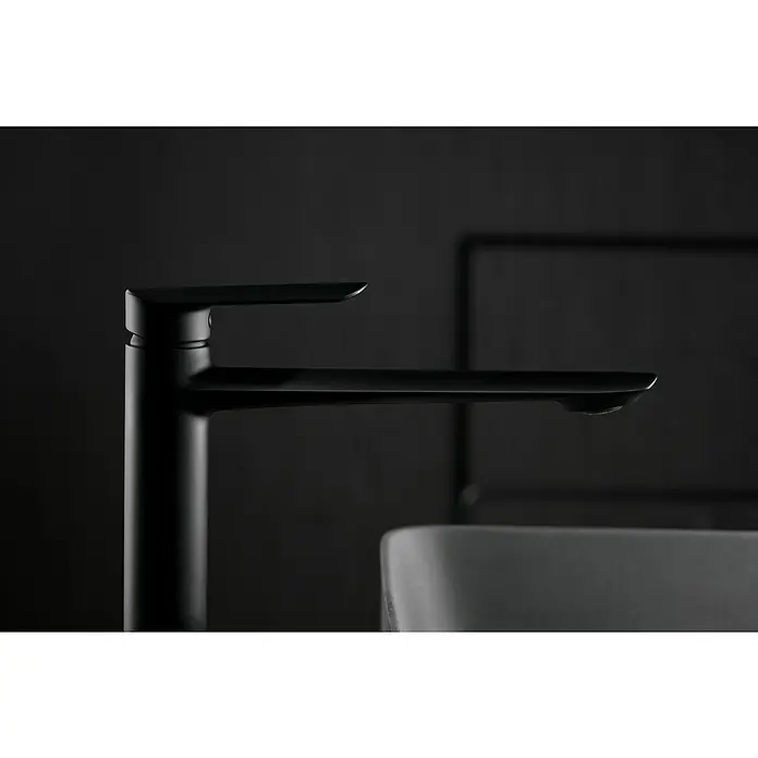 Imex Ural Grifo de lavabo alto - Negro - Elegante grifo de lavabo negro. Diseño moderno con líneas limpias, perfecto para un baño elegante.