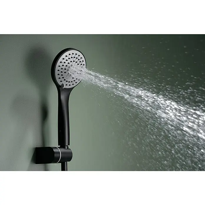 Imex Ural Grifo monomando de bañera - Negro, Mate - Primer plano de un cabezal de ducha negro con agua que fluye, ofreciendo una experiencia de ducha refrescante.