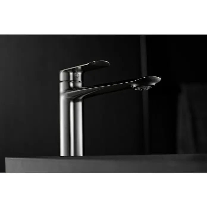 Imex Ural Grifo de lavabo alto - Níquel - Un elegante grifo en un baño moderno. El foco está en el diseño elegante y el acabado de alta calidad de la superficie cromada.