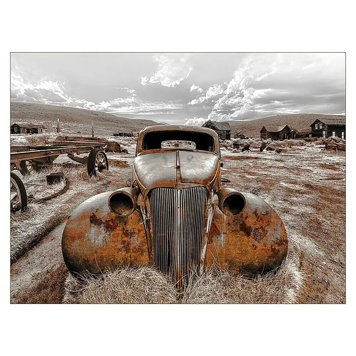 ProArt Type Hype Holzbild - Lost Car, B x H: 80 x 60 cm - Detailaufnahme eines verrosteten Oldtimers in einer verlassenen Stadt, der die Vergänglichkeit der Zeit und den Charme des Verfalls zeigt.