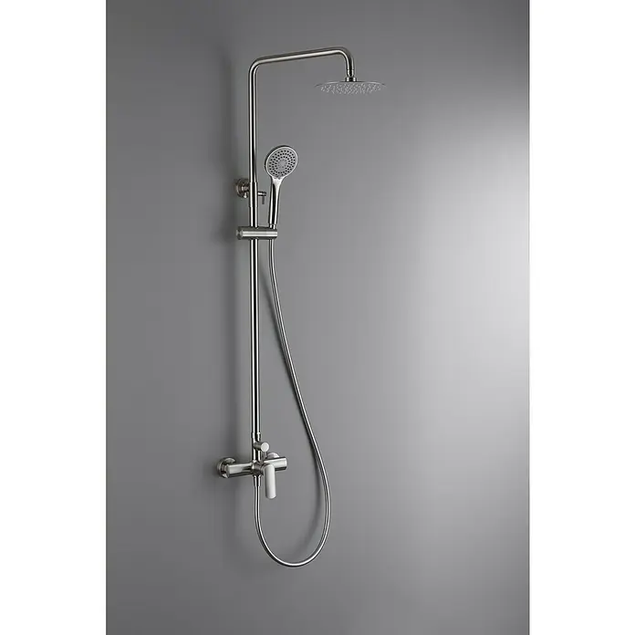 Imex Ural Sistema de ducha - Con grifo monomando, Niquel - Conjunto de ducha con acabado cromado con ducha de mano y rociador sobre fondo gris.