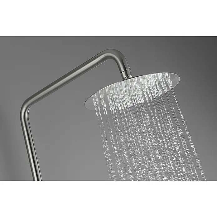 Imex Ural Sistema de ducha - Con grifo monomando, Niquel - Primer plano de un moderno cabezal de ducha de acero inoxidable rociando agua. El diseño elegante añade un toque de lujo a cualquier baño.
