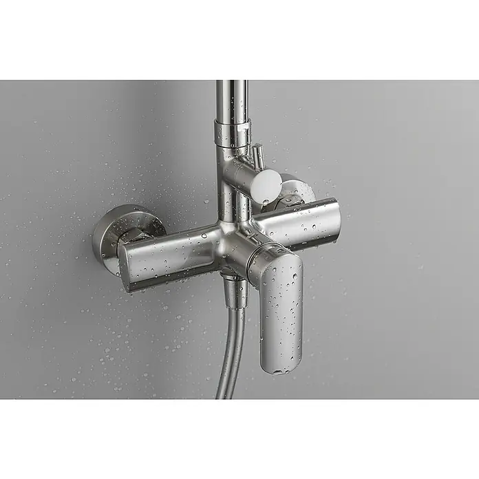 Imex Ural Sistema de ducha - Con grifo monomando, Niquel - Primer plano de un grifo de ducha moderno y brillante con gotas de agua que resaltan su diseño elegante y construcción de alta calidad.