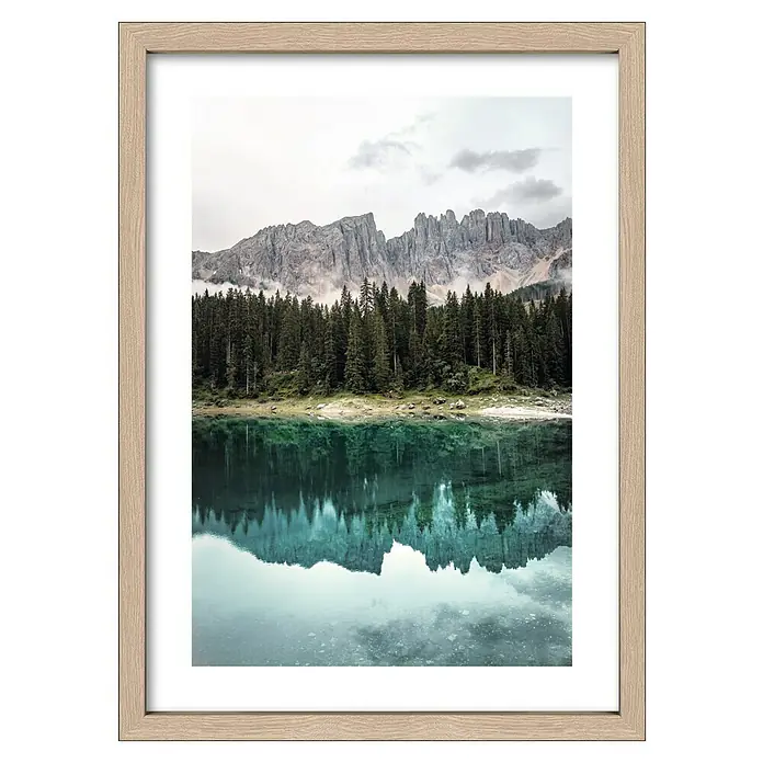 ProArt Bild Scandic Style - Wald am Bergsee, B x H: 53 x 73 cm - Gerahmtes Foto eines Bergsees mit Wald und Spiegelung im Wasser. Das helle Holz des Rahmens ergänzt die Naturaufnahme ideal.