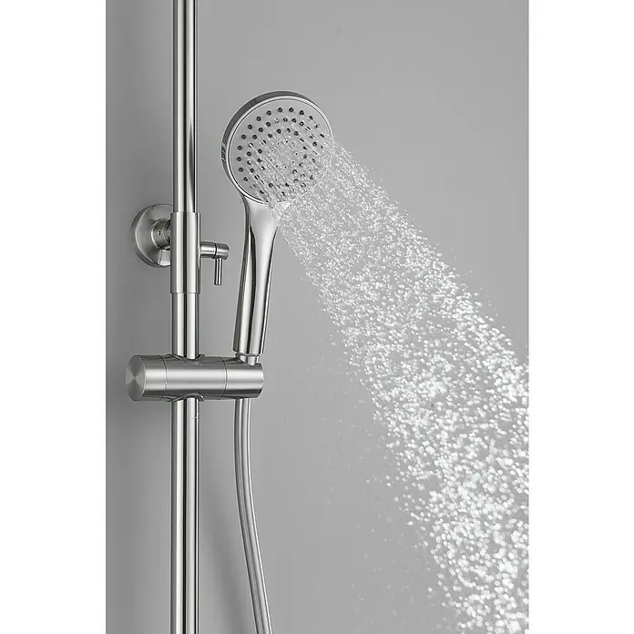 Imex Ural Sistema de ducha - Con grifo monomando, Niquel - Primer plano de un moderno cabezal de ducha con barra, rociando agua, sobre un fondo gris para accesorios de baño.