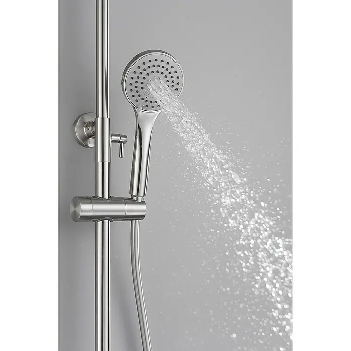Imex Ural Sistema de ducha - Con grifo monomando, Niquel - Primer plano de un moderno conjunto de ducha de acero inoxidable con agua que fluye, combinando funcionalidad con diseño elegante.