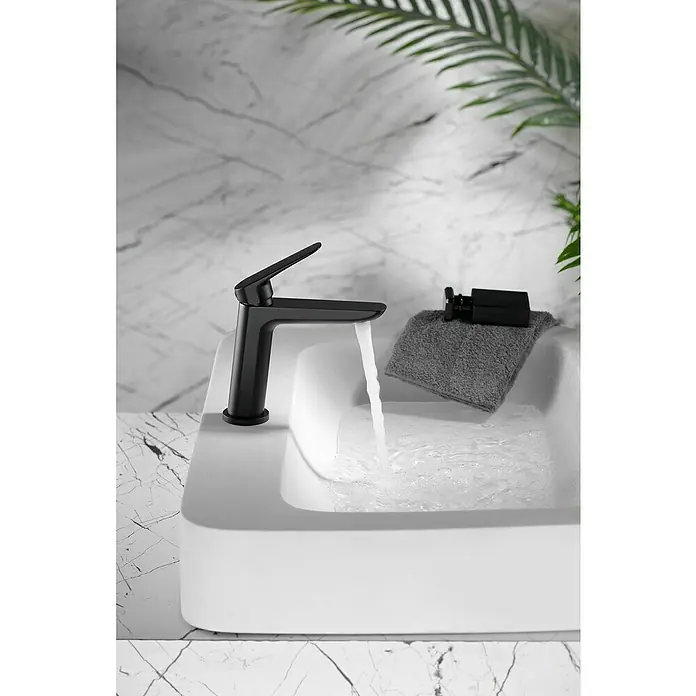 Imex Bélgica Grifo de lavabo - Negro, Mate - Un lavabo de baño moderno con un elegante grifo negro mate que complementa el diseño limpio del lavabo.