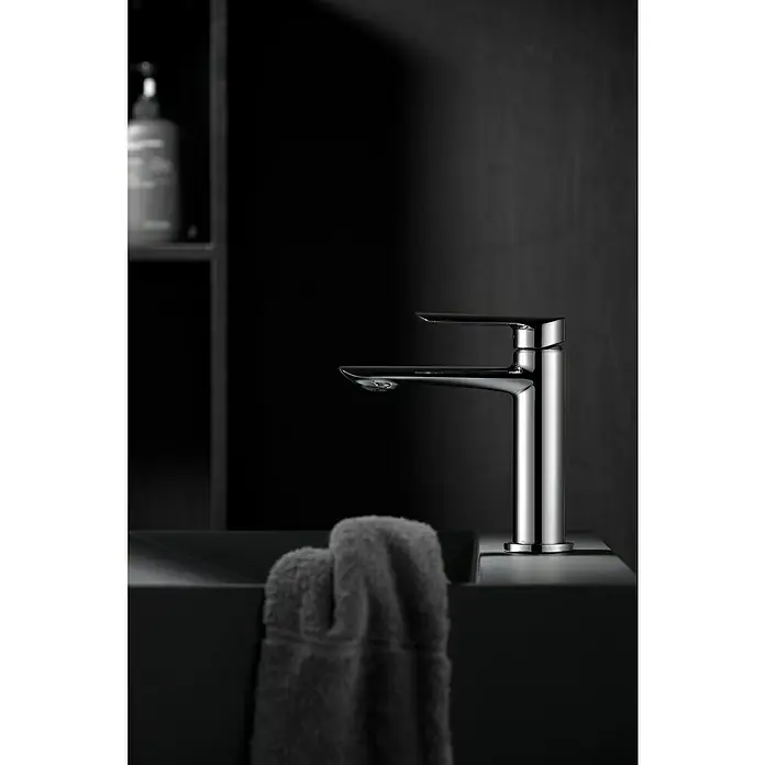 Imex Ural Grifo de lavabo - Cromo - Elegante primer plano de un moderno grifo cromado en un baño elegante, destacando sus líneas elegantes y su diseño minimalista.