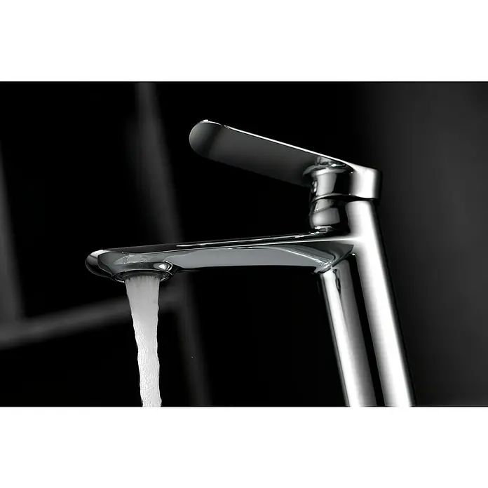 Imex Ural Grifo de lavabo - Cromo - Primer plano de un grifo cromado moderno con un chorro de agua clara, sobre un fondo oscuro.