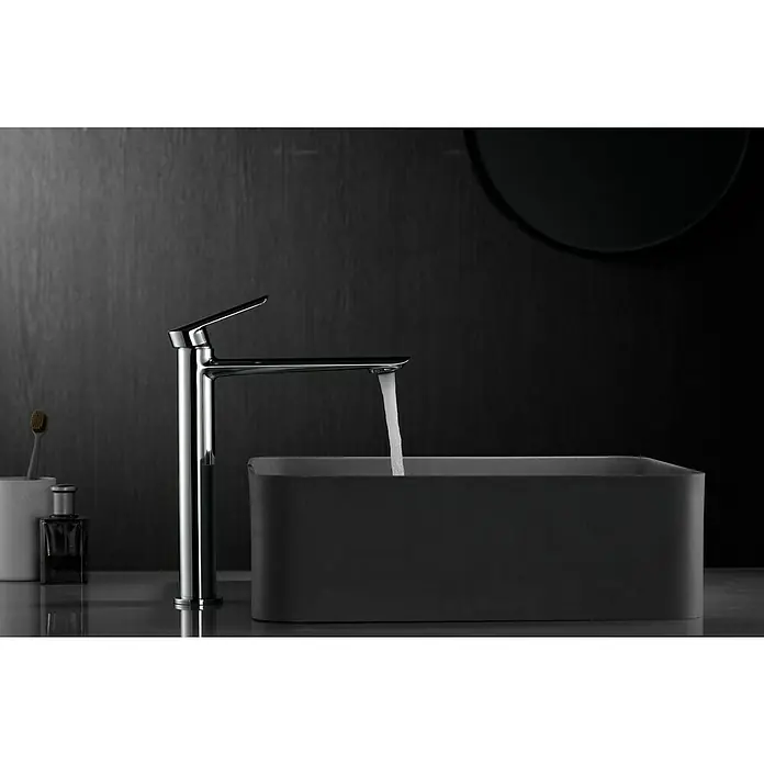 Imex Ural Grifo de lavabo alto - Cromo - Elegante grifo de baño cromado con un lavabo rectangular negro, destacando un diseño moderno. Accesorio de baño minimalista y elegante.