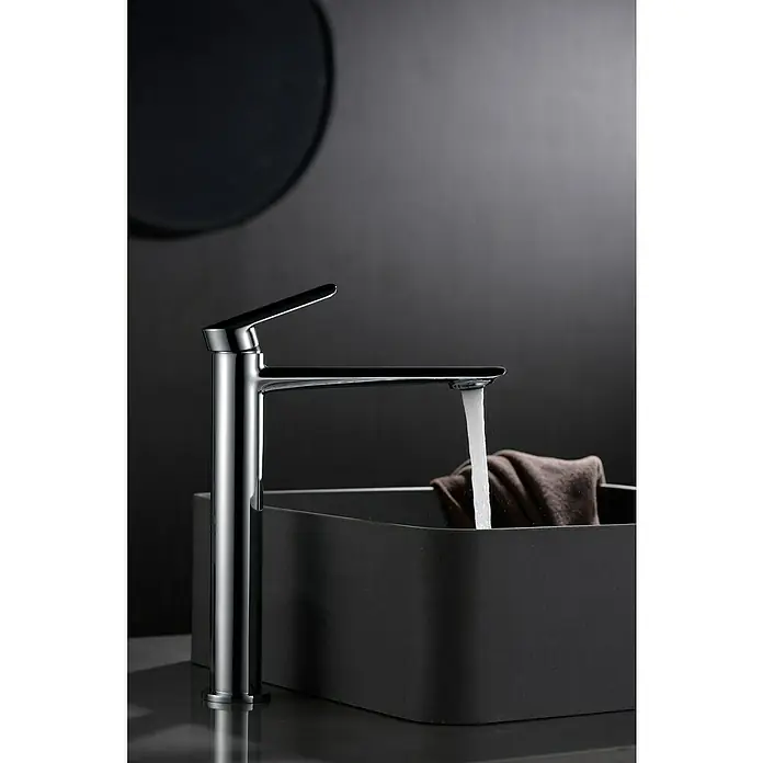 Imex Ural Grifo de lavabo alto - Cromo - Elegante grifo cromado con agua corriendo en un moderno lavabo negro, mostrando diseño y funcionalidad.