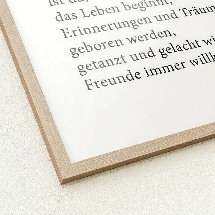 ProArt Bild Slim Scandic - Zuhause, B x H: 53 x 53 cm - Nahaufnahme eines gerahmten Kunstdrucks mit inspirierendem Text in stilvoller Typografie, der eine warme und einladende Atmosphäre schafft.
