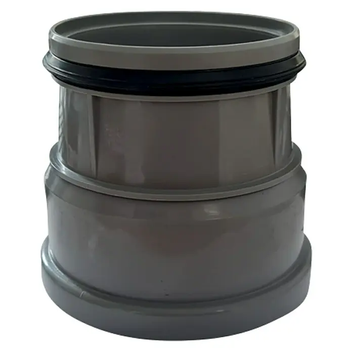 Steckmuffe Airfit - Nennweite: 110/110 mm - Graues PVC-Abflussrohr mit schwarzer Dichtung, ein vielseitiges Sanitärinstallationsstück für Abwassersysteme.