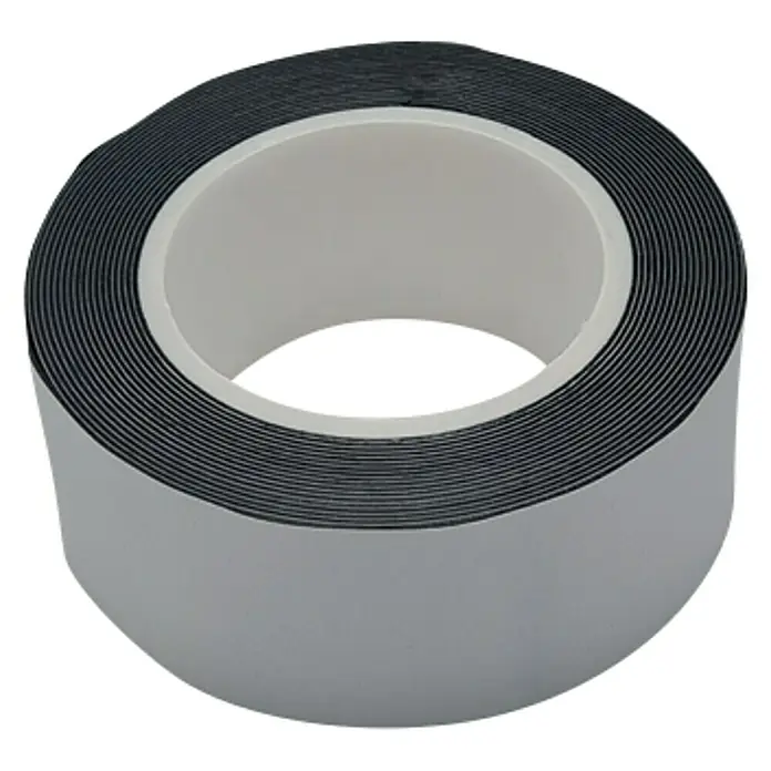 Dichtband Reperatur - 25 mm x 3 m - Nahaufnahme einer Rolle Dichtungsband, ideal für Abdichtungsarbeiten. Die schwarze Beschichtung sorgt für eine zuverlässige Barriere gegen Feuchtigkeit.