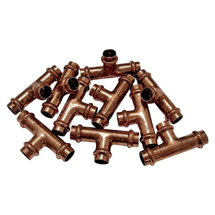 Kupfer-Press-T-Stück CU - 10 Stk., Durchmesser: 15 mm, Presskontur: V - Nahaufnahme einer Häufung von Kupfer-T-Stücken, die in der Sanitärtechnik verwendet werden, auf schwarzem Hintergrund.