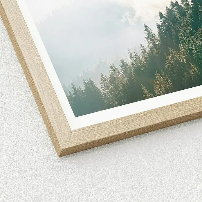ProArt Bild Slim Scandic - Gloomy Landscape II, B x H: 33 x 33 cm - Nahaufnahme eines gerahmten Kunstdrucks mit einer Waldszene, der die natürliche Holzstruktur des Rahmens und die ruhige Atmosphäre des Bildes hervorhebt.