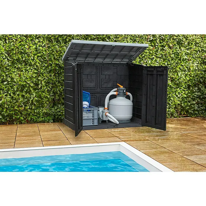 Keter Truhe Store it out Max - L x B x H: 145,5 x 82 x 125 cm, Anthrazit/Grau - Schwarzer Keter Gerätehaus zur Aufbewahrung von Poolzubehör neben dem Pool. Das Gerätehaus ist geöffnet und zeigt eine Sandfilterpumpe.