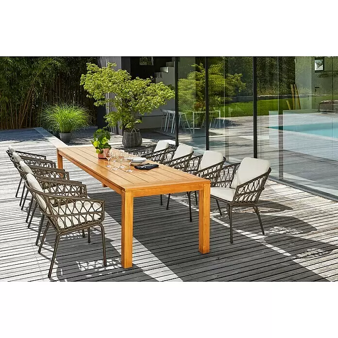 Sunfun Laura Gartentisch - L x B x H: 300 x 100 x 76 cm, Akazie, Rechteckig, Braun - Esstisch aus Teakholz mit dunkelbraunen Korbstühlen und weißen Kissen, gedeckt für ein Essen.