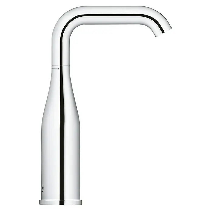 Grohe Essence Waschtischarmatur E - Infrarot-Elektronik, Chrom, Glänzend, Höhe: 24,5 cm - Nahaufnahme einer eleganten, verchromten Waschtischarmatur mit schlankem Design vor schwarzem Hintergrund.