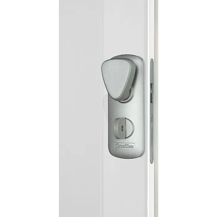 Grosfillex Puerta plegable Spacy - 84 x 205 cm, Blanco - Primer plano de una manija de puerta Grosfillex plateada en una puerta blanca, con un diseño moderno y funcional.