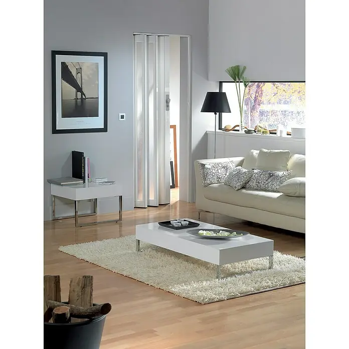 Grosfillex Glas-Falttür Larya - Weiß glänzend, Ornamentglas, 84 x 205 cm - Elegantes Wohnzimmer mit einer weißen Ziehharmonikatür, die sich dezent in das moderne Interieur einfügt und für flexible Raumgestaltung sorgt.
