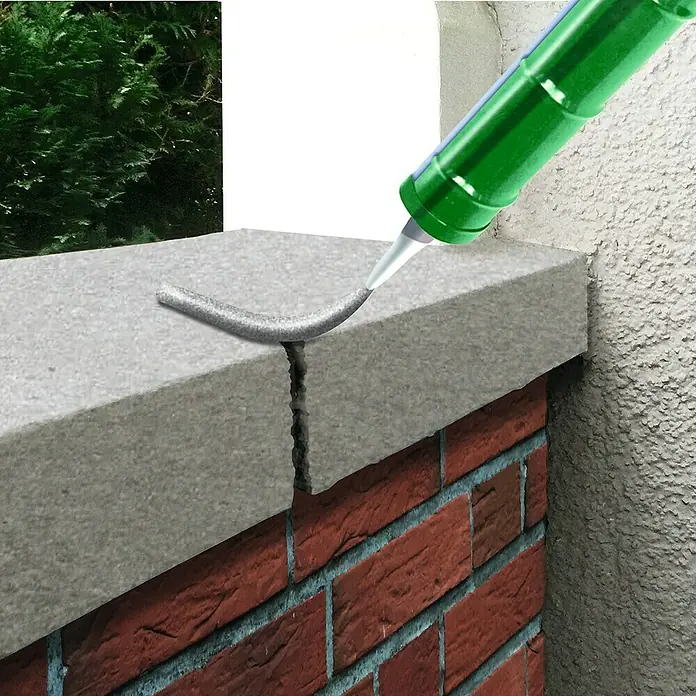 MEM Reparaturmörtel Fix&Fertig - Zementgrau, 300 ml - Ein grüner Fugenkitt wird verwendet, um einen Riss zwischen zwei Steinen zu versiegeln. Das Produkt sorgt für eine dichte und haltbare Abdichtung.