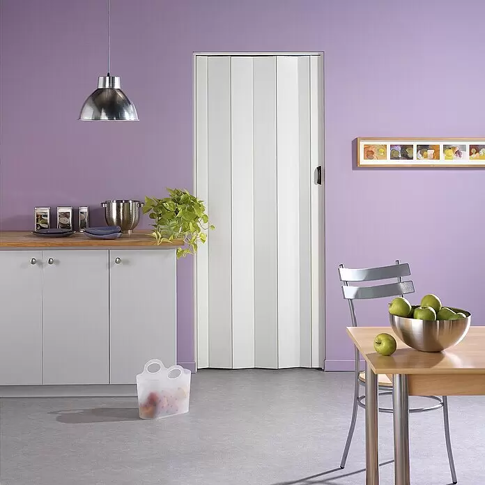 Grosfillex Falttür Una - 84 x 205 cm, Weiß - Weiße Kunststoff-Falttür in einer modernen Küche installiert.