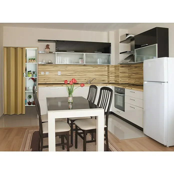 Grosfillex Falttür Spacy - Altholzeffekt, 84 x 205 cm - Küchenansicht mit Esstisch, Stühlen, modernen Schränken und einem weißen Kühlschrank, die eine stilvolle und funktionale Raumatmosphäre schaffen.