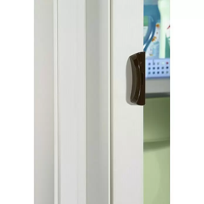 Grosfillex Falttür Una - 84 x 205 cm, Weiß - Dunkelbrauner Magnetschnapper an weißem Schrank, dahinter unscharfe Reinigungsmittel.