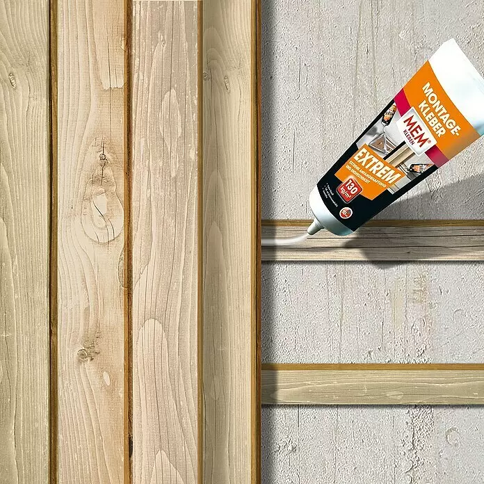 MEM Montagekleber Extrem - Beige/Weiß, 1 Stk. x 250 g - MEM Extrem Montagekleber-Tube wird verwendet, um eine Holzleiste an einer strukturierten Wand zu befestigen.
