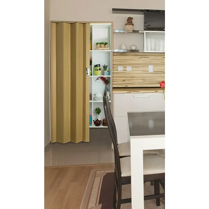 Grosfillex Falttür Spacy - Altholzeffekt, 84 x 205 cm - Hier ist eine Falttür aus Holz, die ein offenes Regal verdeckt, und ein Essbereich mit Stuhl und Tisch ist im Raum sichtbar.