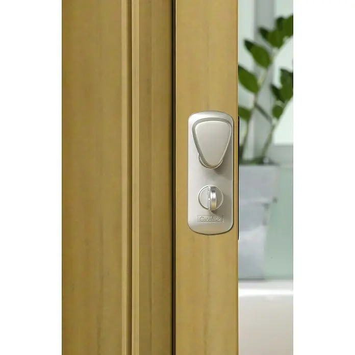 Grosfillex Falttür Spacy - Altholzeffekt, 84 x 205 cm - Nahaufnahme eines modernen Crostilex-Türschlosses mit elegantem Design, das Sicherheit und Stil vereint und die Optik jeder Tür aufwertet.