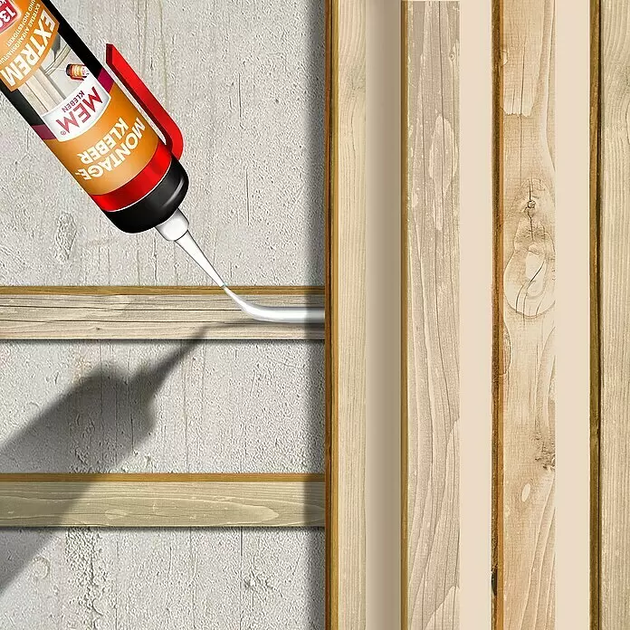 MEM Montagekleber Extrem - Beige/Weiß, 1 Stk. x 260 g - Eine orange, schwarz-rote MEM Kleberkartusche trägt weißen Montagekleber auf eine Holzlatte an einer strukturierten Wand auf.