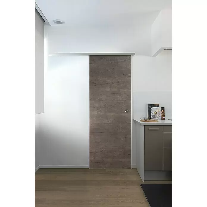 Grosfillex Schiebetür-Komplettset Door in box - Megève grau, 87,4 x 216,8 cm - Schiebetür in dunkler Holzoptik mit Metallgriff, in eine moderne Küchenumgebung integriert.