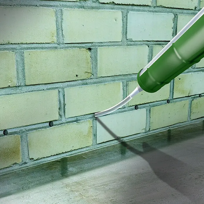 MEM Trockene Wand Fix & Fertig - 290 ml - Die grüne Kartuschenpistole trägt Dichtmittel auf eine Ziegelwand auf und sorgt so für eine wasserdichte Abdichtung.