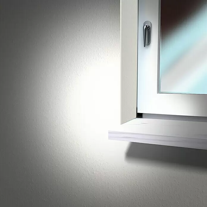 MEM Schimmel-Entferner - 500 ml - Weißer Fensterrahmen mit silbernem Griff, der Schatten auf eine strukturierte hellgraue Wand wirft.