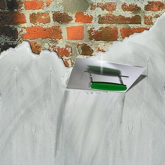 MEM Sanierputz Classic - 25 kg, Grau - Ein Stuckateurwerkzeug liegt auf einer unebenen Wand, vor einem freigelegten Backsteinmuster. Das Werkzeug ist bereit für die nächste Glättung.