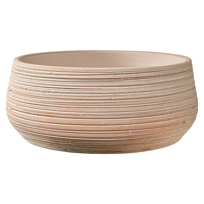 Soendgen Keramik Pflanzschale rund Ravenna - Außenmaß (Ø x H): 23 x 11 cm, Terra, Keramik - Nahaufnahme eines beigen Blumentopfs mit horizontalen Rillen und rustikaler Oberfläche, ideal für den Innen- und Außenbereich.