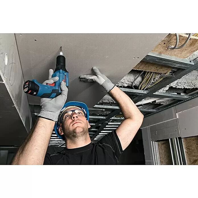 Bosch Professional Akku-Trockenbauschrauber GTB 12V-11 - 12 V, Ohne Akku, Inkl. Koffer - Mann montiert eine Gipskartondecke mit einem blau-schwarzen Bosch Akku-Schrauber.