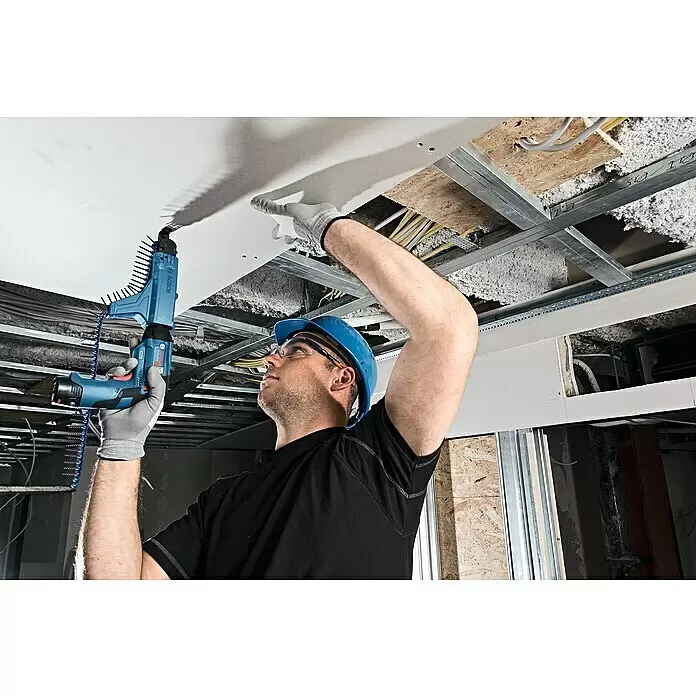 Bosch Professional Akku-Trockenbauschrauber GTB 12V-11 - 12 V, Ohne Akku, Ohne Koffer - Mann benutzt blauen Bosch Trockenbauschrauber mit Magazinvorsatz, um Rigipsplatten an der Decke zu befestigen.