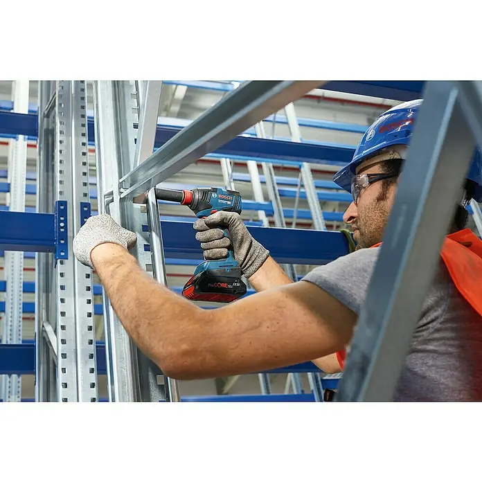 Bosch Professional AMPShare 18V Akku-Drehschlagschrauber GDX18V-200 - 18 V, 2 Akkus, 4 Ah, 200 Nm, Inkl. Koffer - Ein Handwerker benutzt einen Bosch Akku-Schlagschrauber zum Aufbau eines Regals. Gut erkennbar: Das blaue Bosch Werkzeug mit Akku.