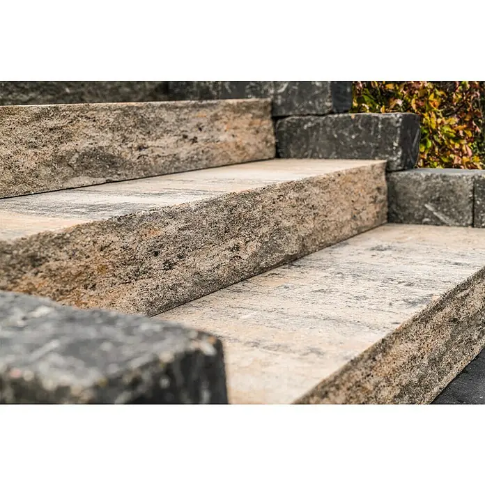 Diephaus Stamford Blockstufe - Muschelkalk, 112,5 x 34,5 x 15 cm, Beton - Aufnahme von rustikalen Außentreppen aus robustem Steinmaterial mit grauen Akzenten.