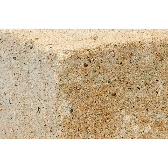 Diephaus Stamford Mauerstein - 30 x 10 x 10 cm, Muschelkalk, Beton - Nahaufnahme eines beigefarbenen Betonpflasters mit kleinen Steinen. Die Textur und Farbe des Betonpflasters kommen gut zur Geltung.
